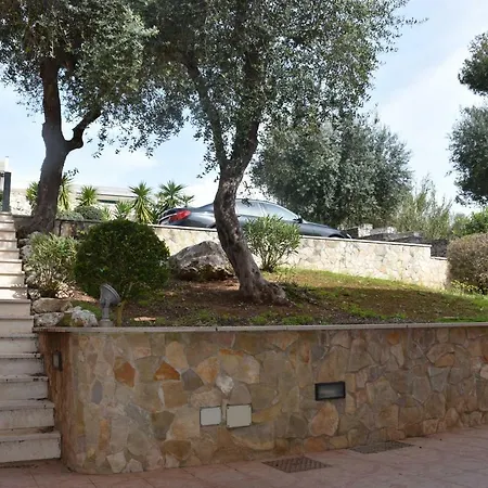 Nyaraló Lu *