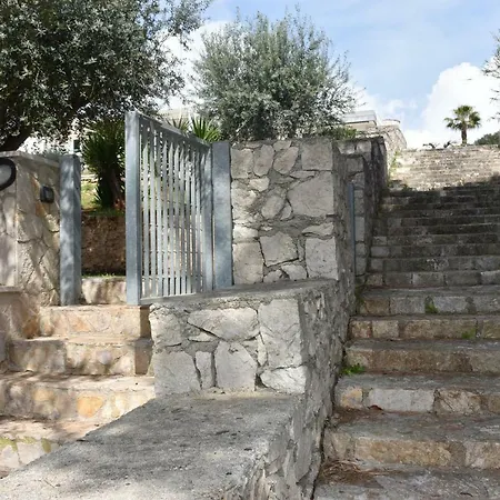 Nyaraló Lu *